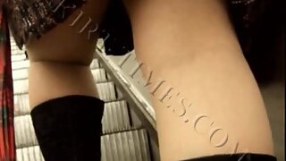 UT_633#I saw a crummy fem in coat and in black skirt! It was very uncomfortable to raise her